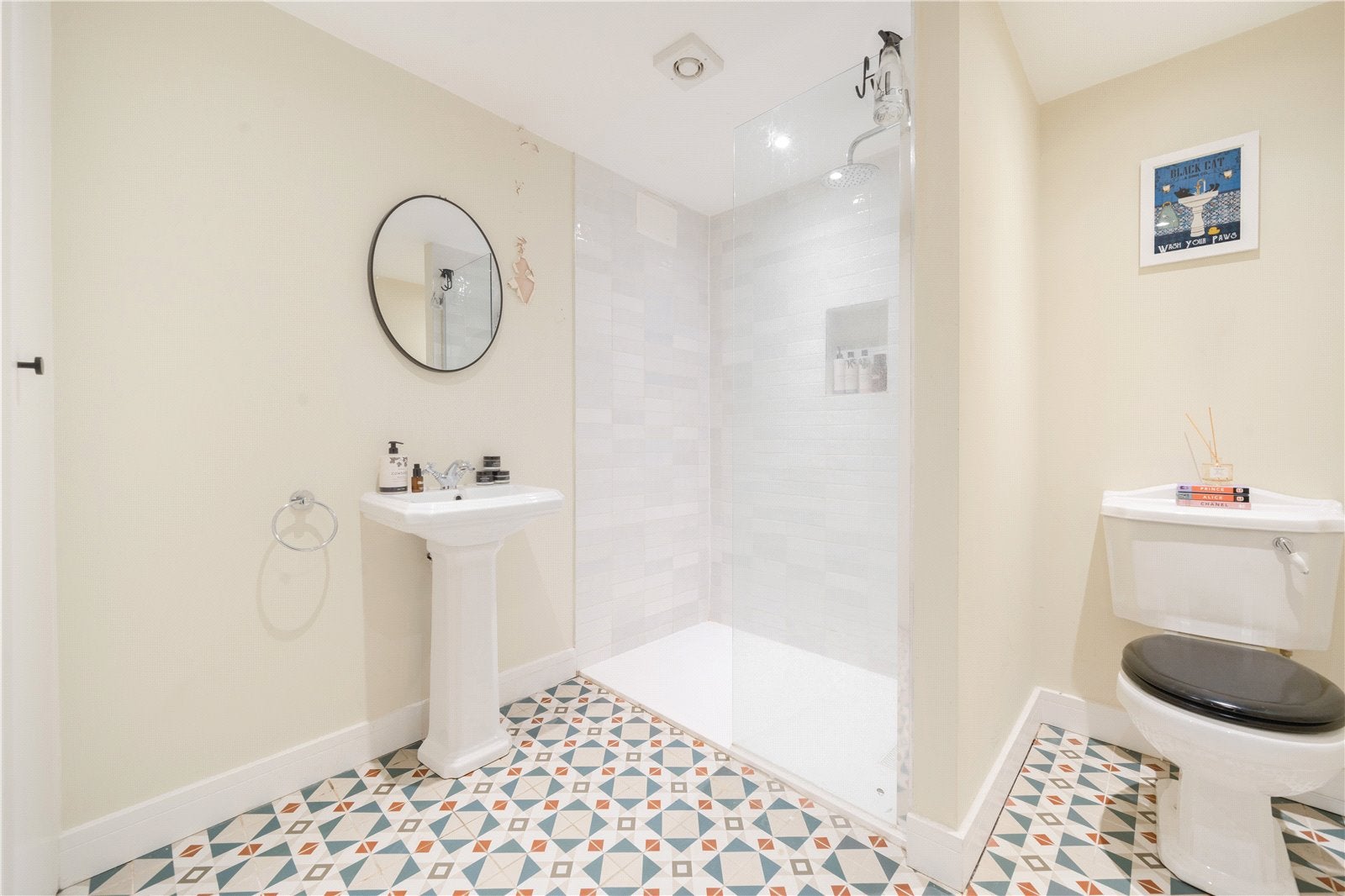 Flat Blythe Road in Greater London