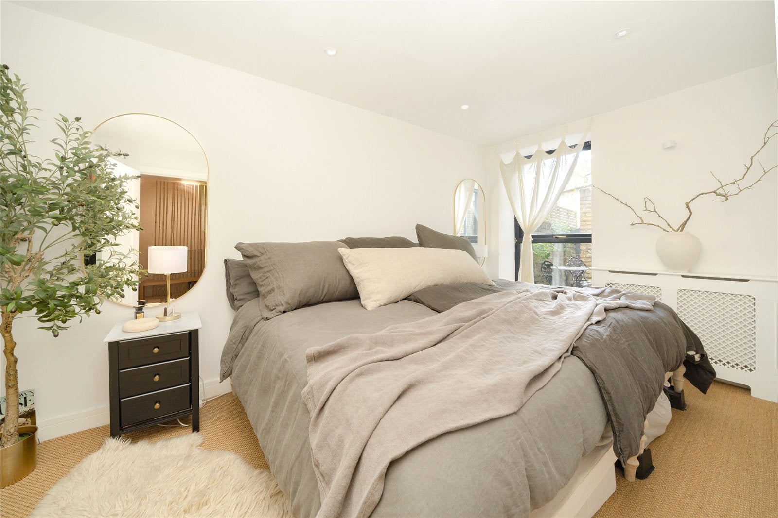 Flat Blythe Road in Greater London