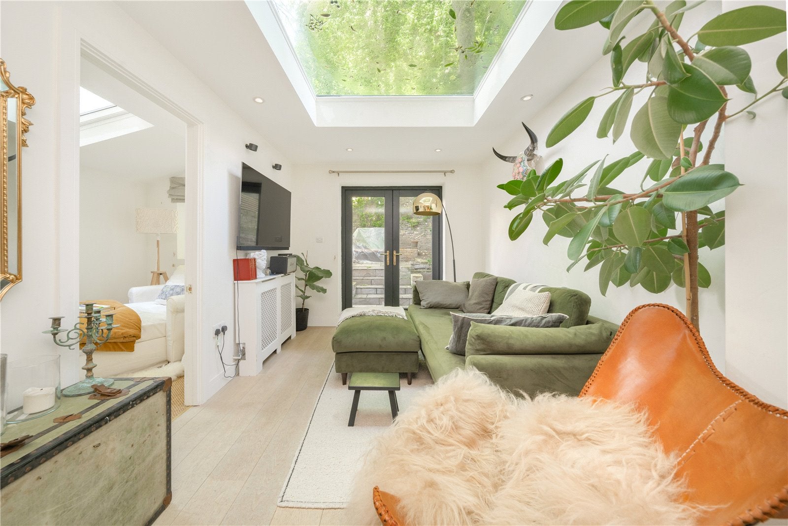 Flat Blythe Road in Greater London