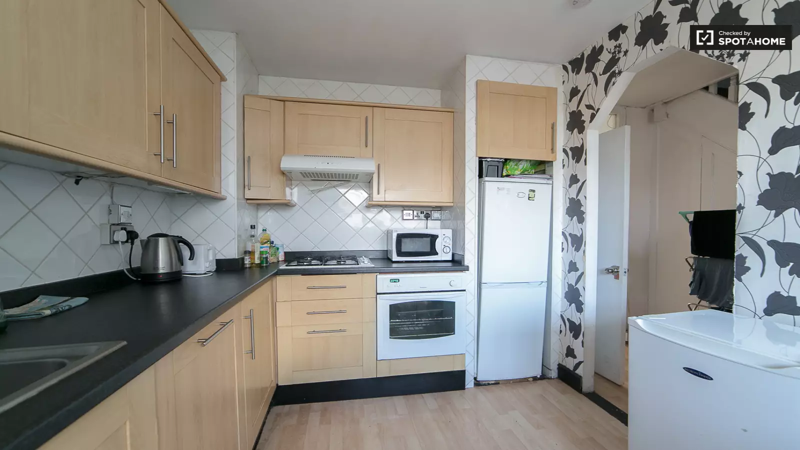 Flat Redmans Road in Greater London