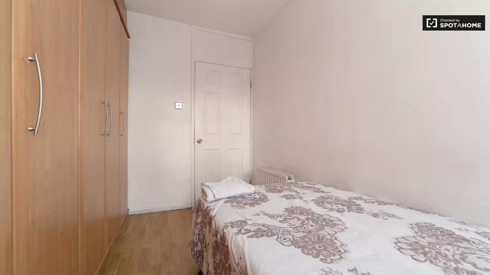 Flat Redmans Road in Greater London