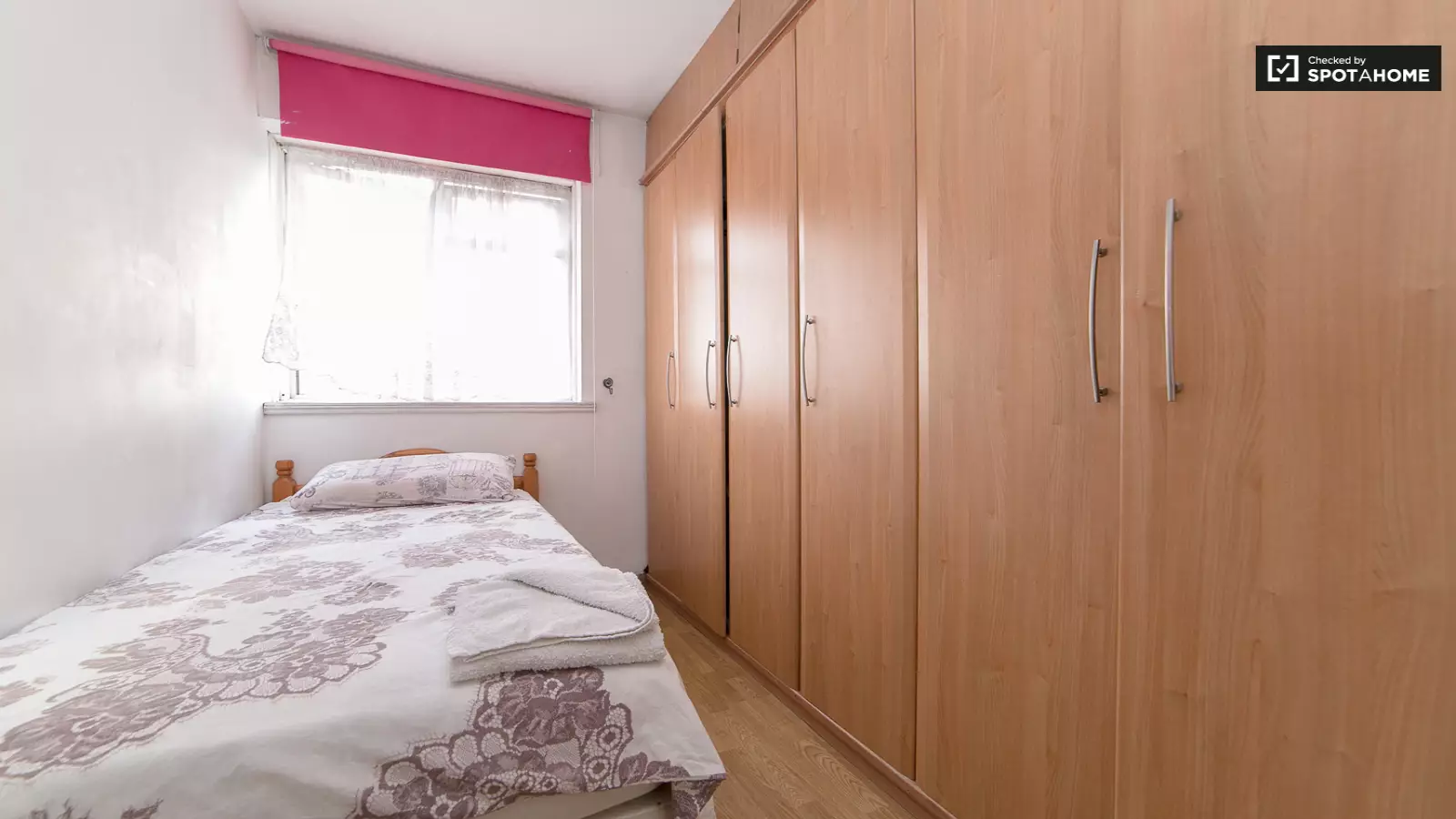 Flat Redmans Road in Greater London