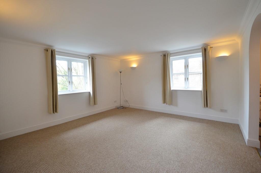Flat Thorney Mill Road in Greater London