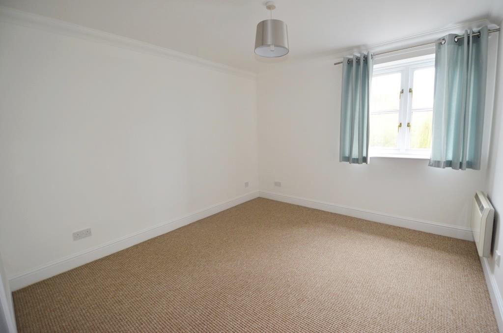 Flat Thorney Mill Road in Greater London