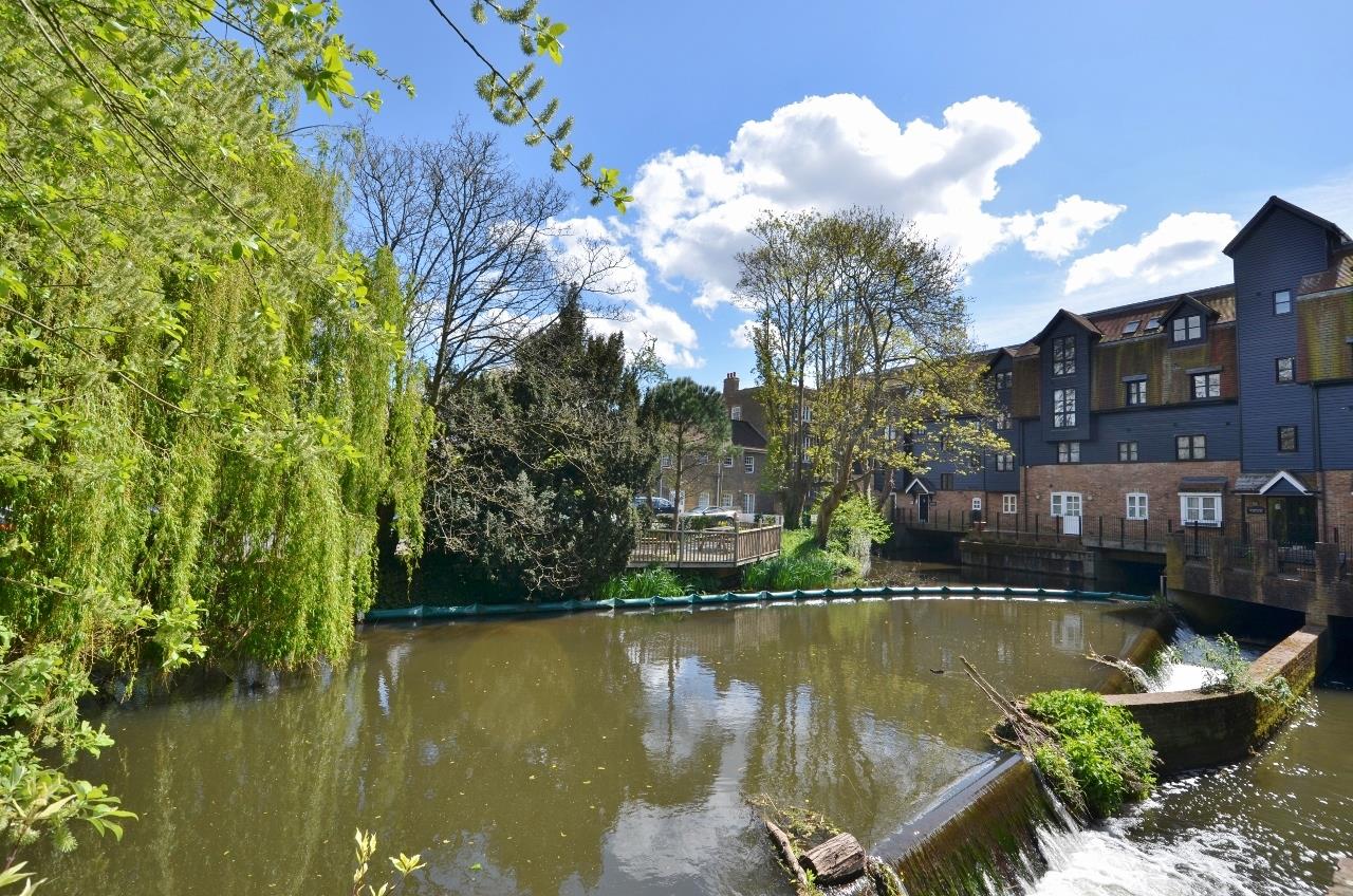 Flat Thorney Mill Road in Greater London