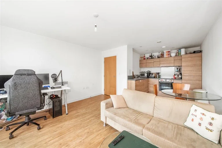 Flat Commercial Road in Greater London