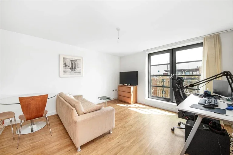 Flat Commercial Road in Greater London