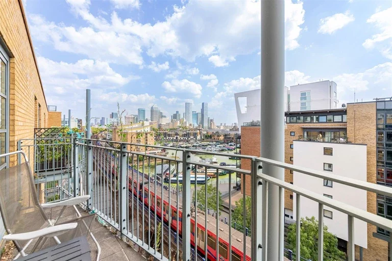 Flat Commercial Road in Greater London