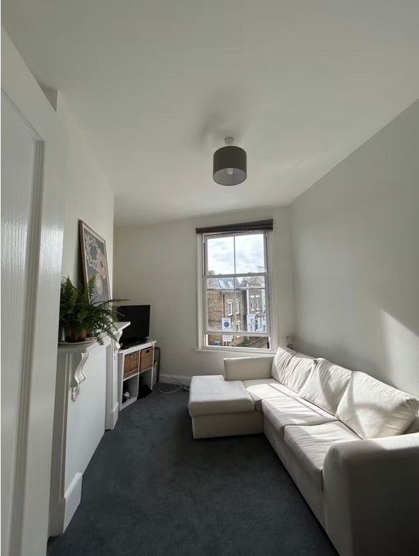Flat Mountgrove Road in Greater London