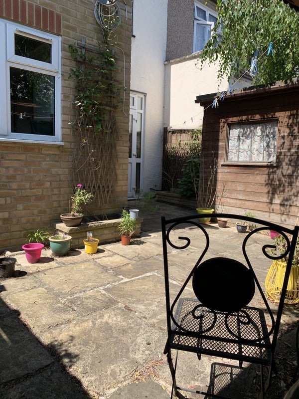 Room Radbourne Avenue in Greater London