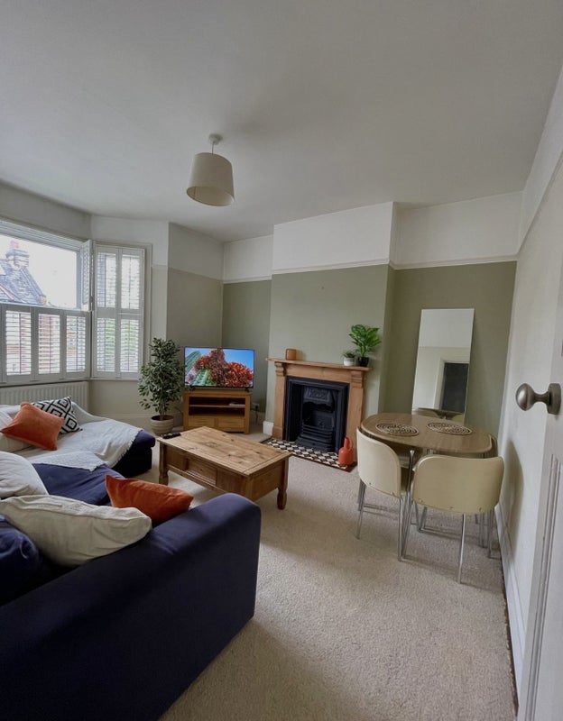 Room Carminia Road in Greater London