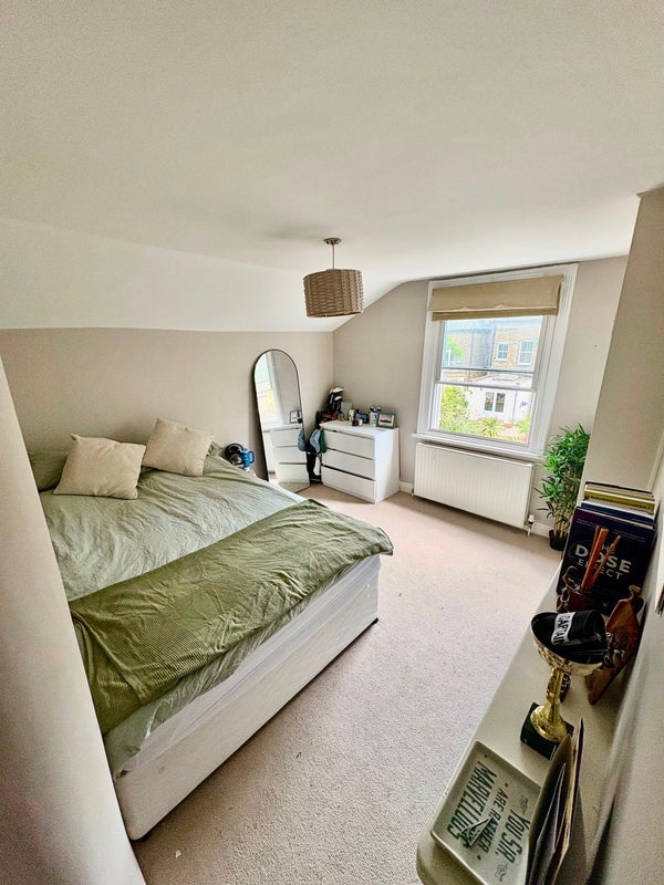 Room Carminia Road in Greater London