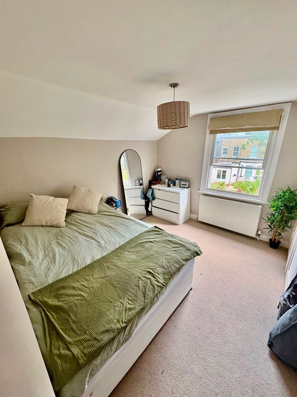 Room Carminia Road in Greater London