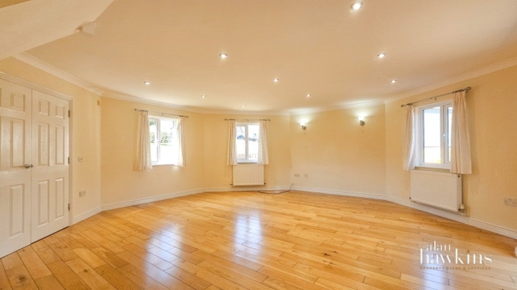 House Wiltshire Crescent in Royal Wootton Bassett