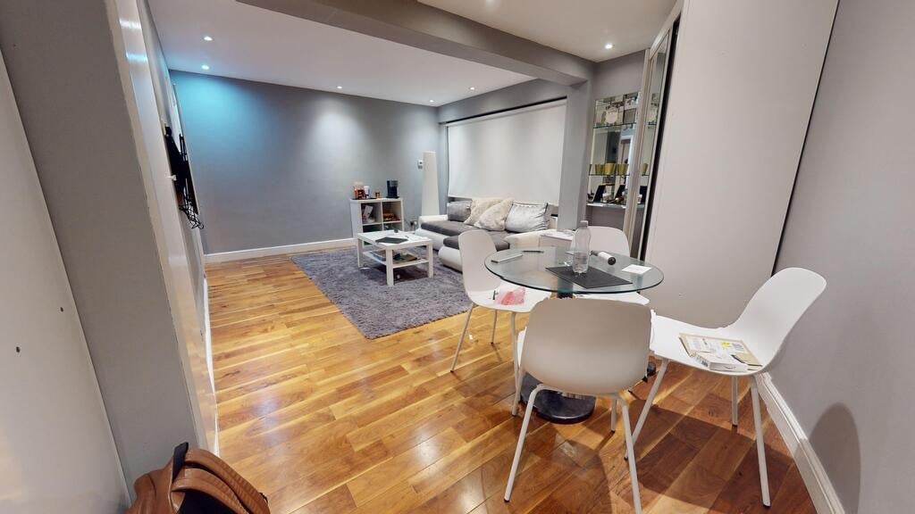 Flat Ovington Gardens in Greater London