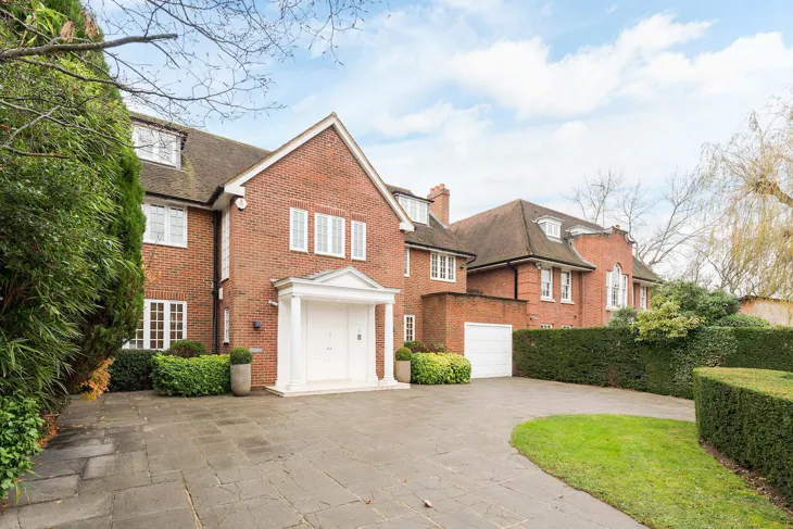 House Winnington Close in Greater London