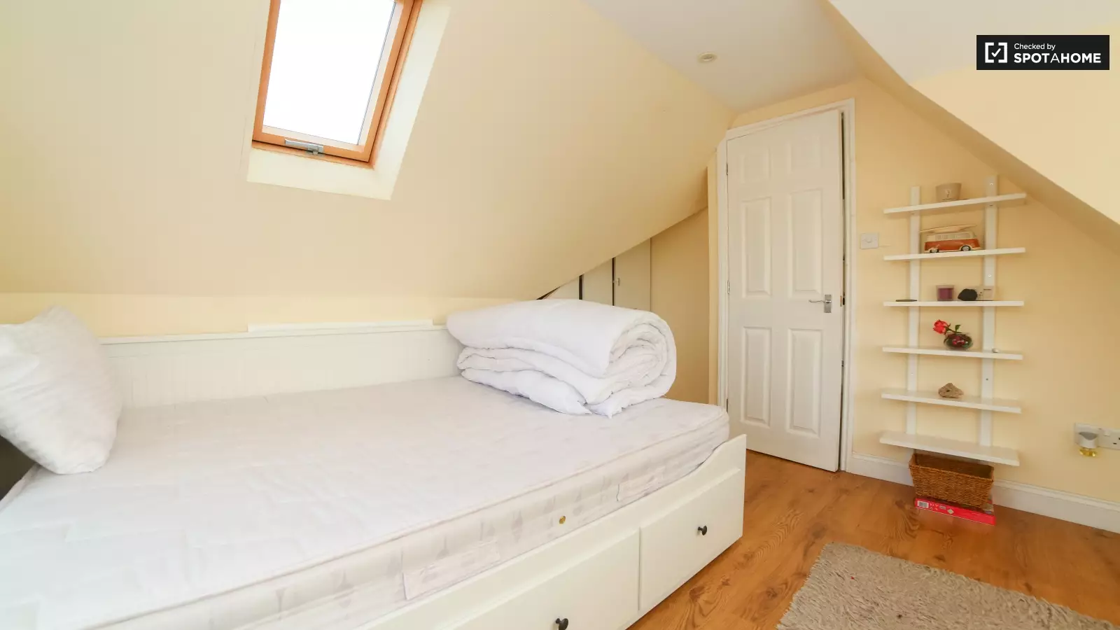Flat Atlantis Close in Greater London