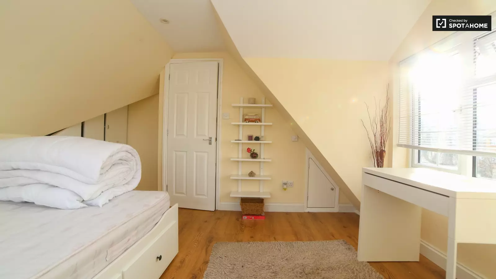Flat Atlantis Close in Greater London