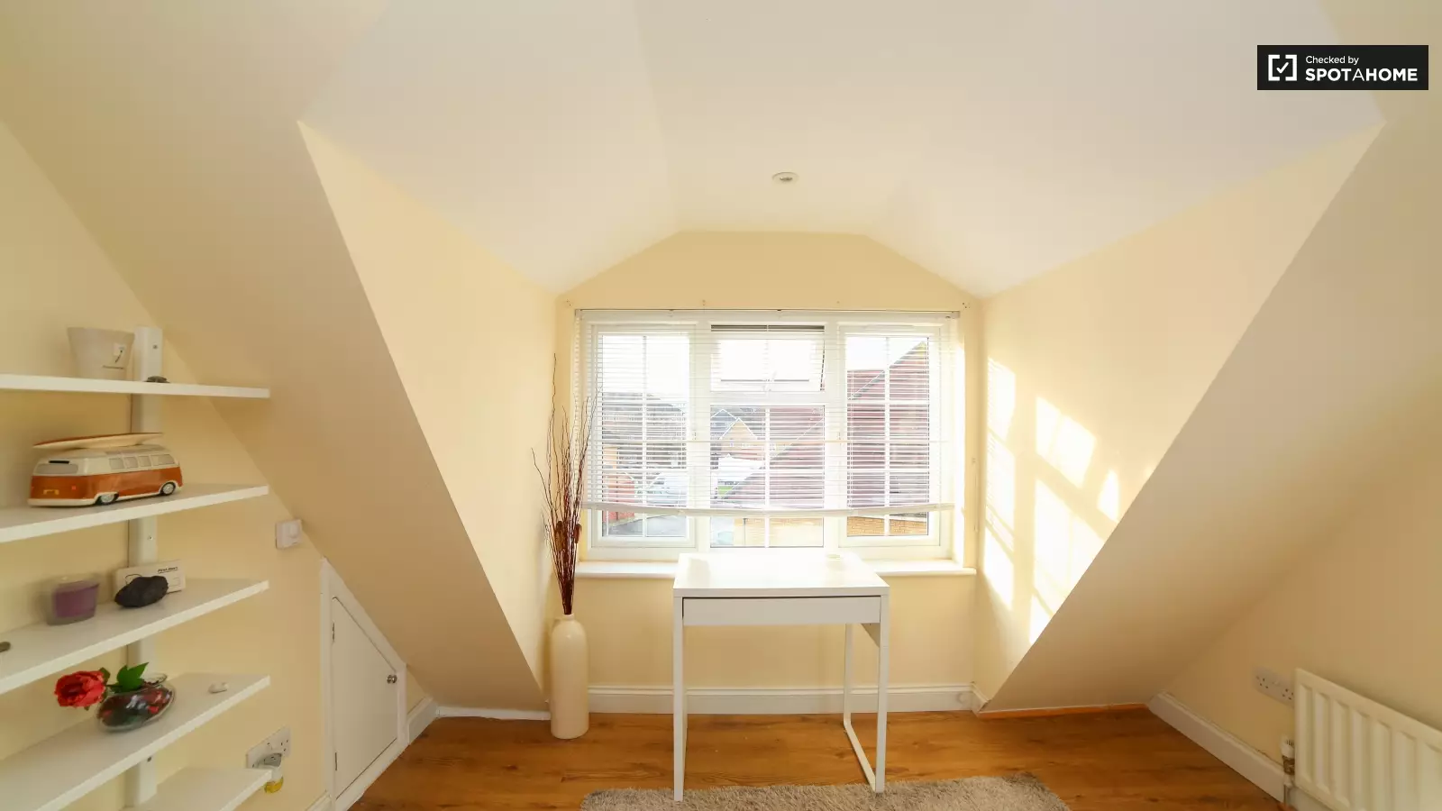 Flat Atlantis Close in Greater London