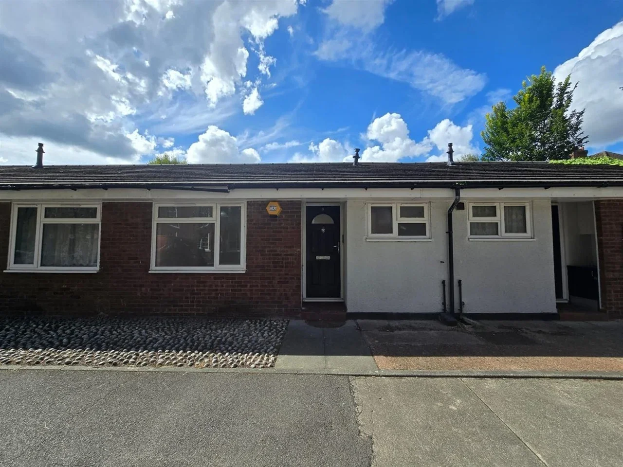 Flat Sawley Road in Greater London