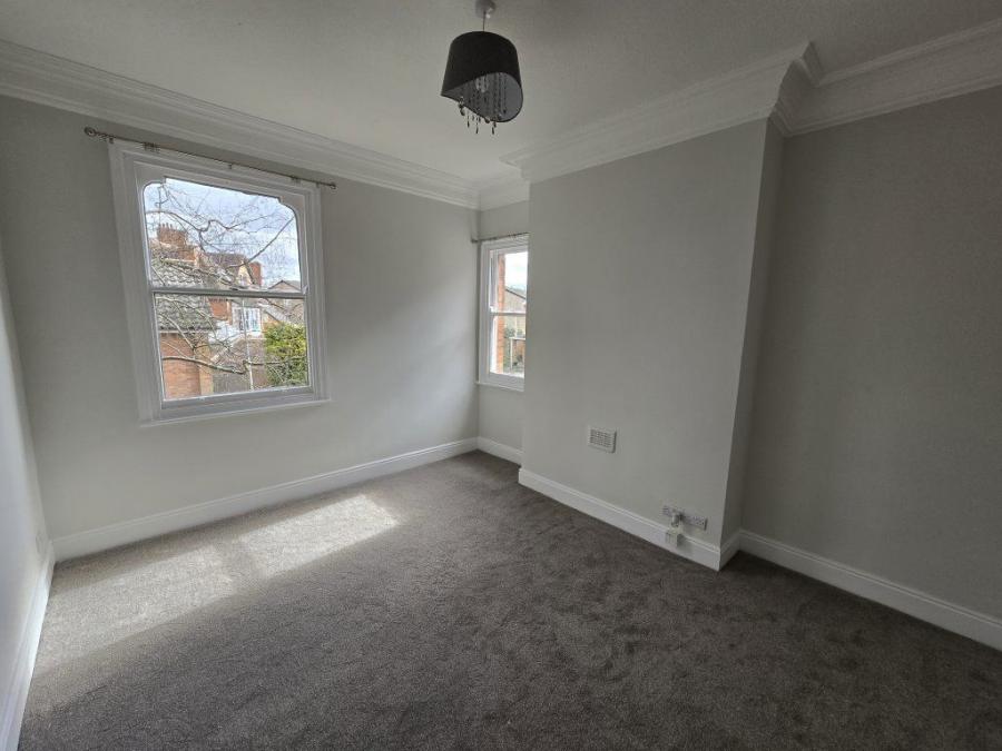 Flat Stoneygate Road in Leicester