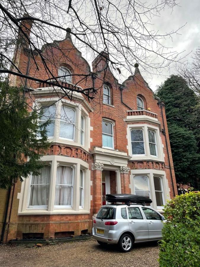 Flat Stoneygate Road in Leicester