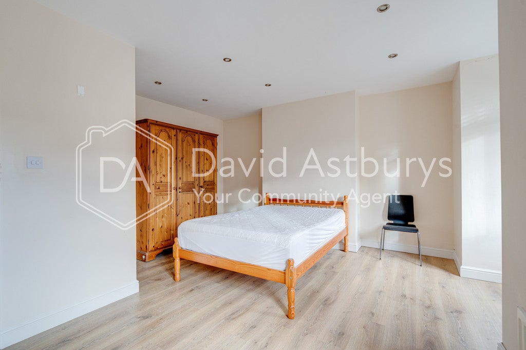 Flat Brondesbury Villas in Greater London