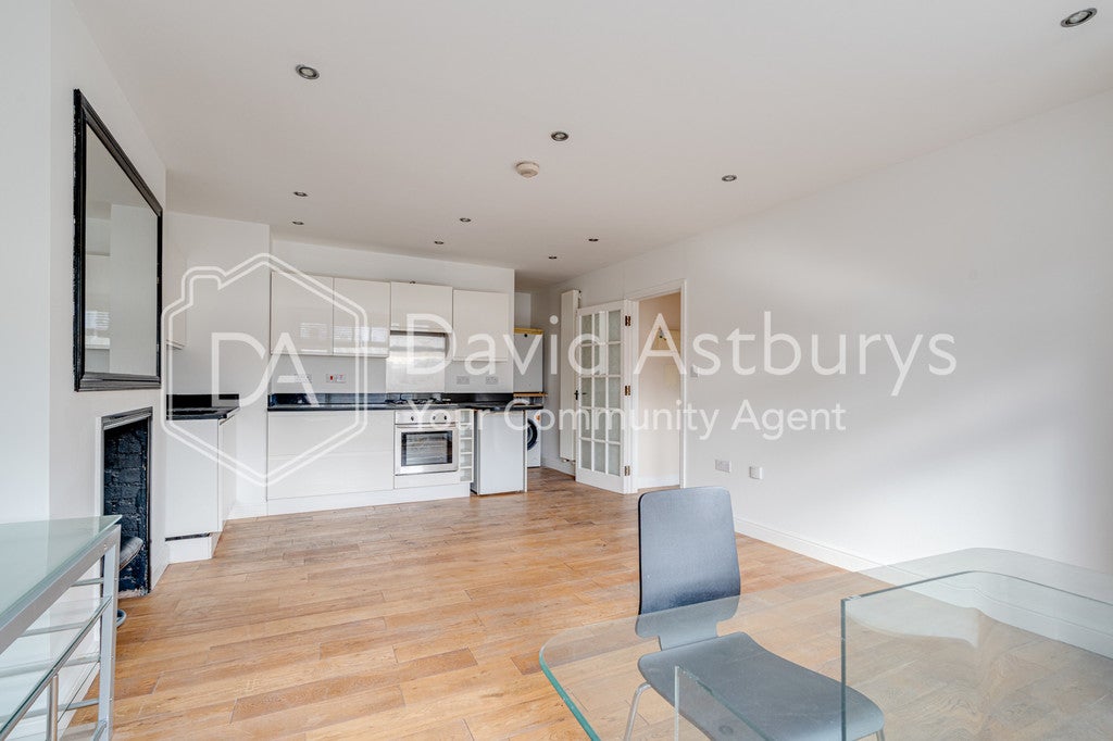 Flat Brondesbury Villas in Greater London