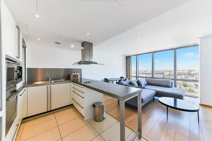 Flat Hertsmere Road in Greater London