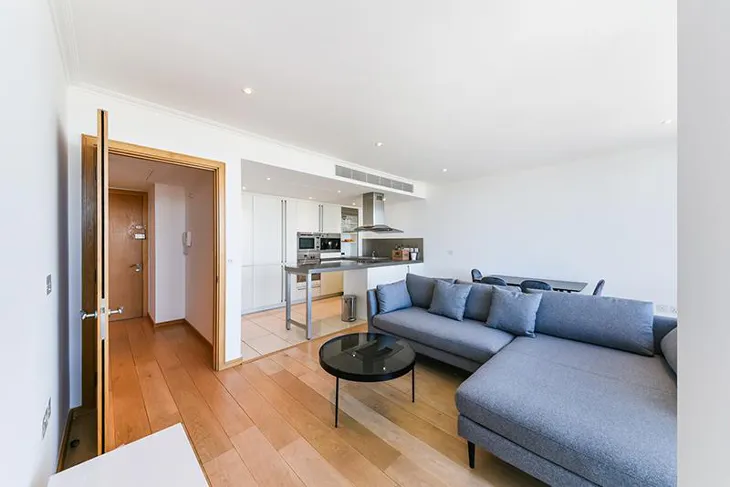 Flat Hertsmere Road in Greater London