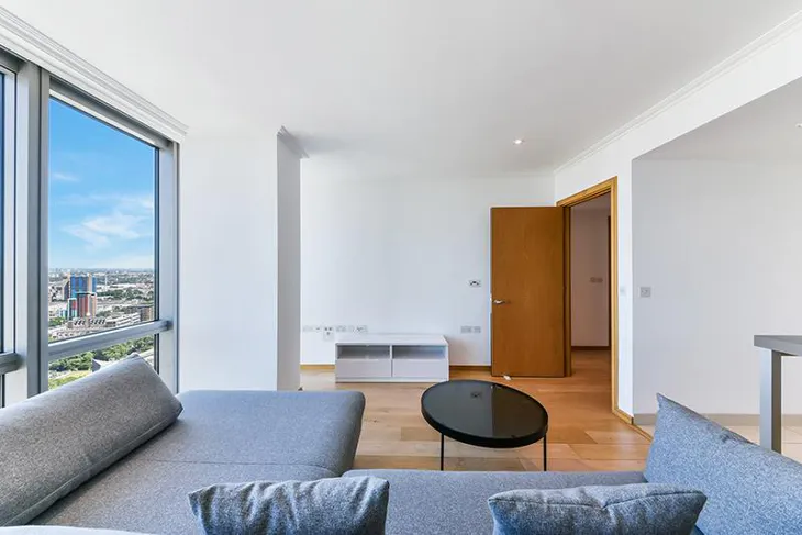 Flat Hertsmere Road in Greater London