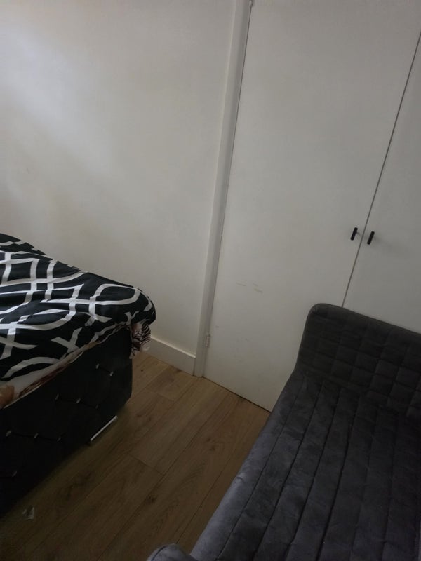 Flat Osborne Gardens in Greater London