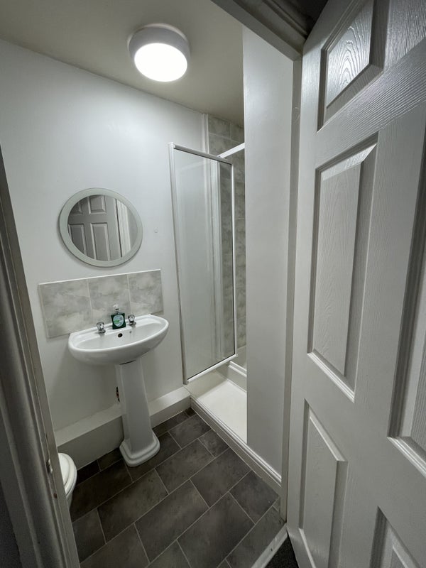 Room Carlton Close in Charnwood