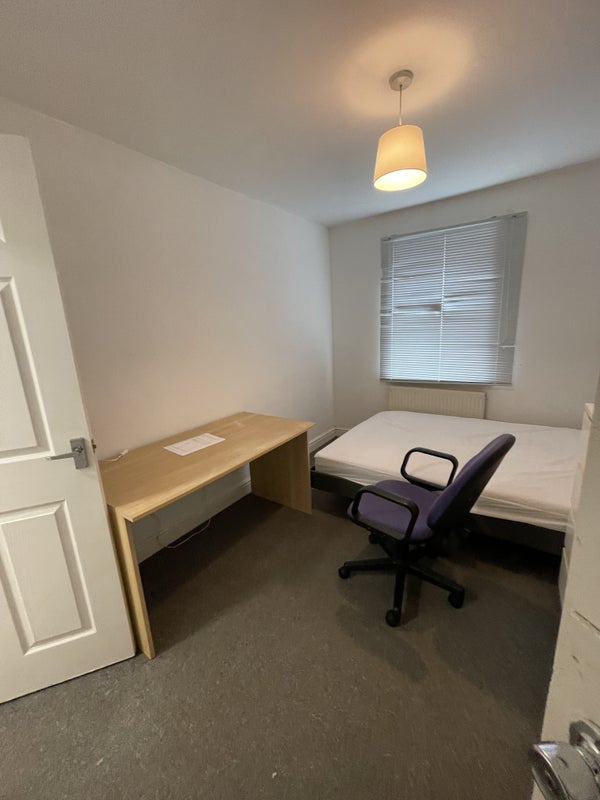 Room Carlton Close in Charnwood