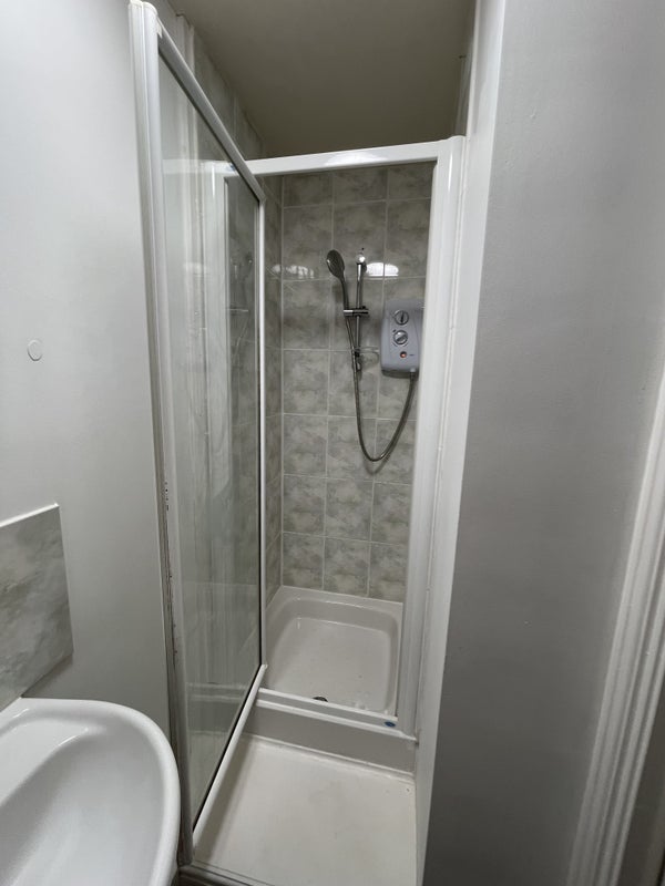 Room Carlton Close in Charnwood