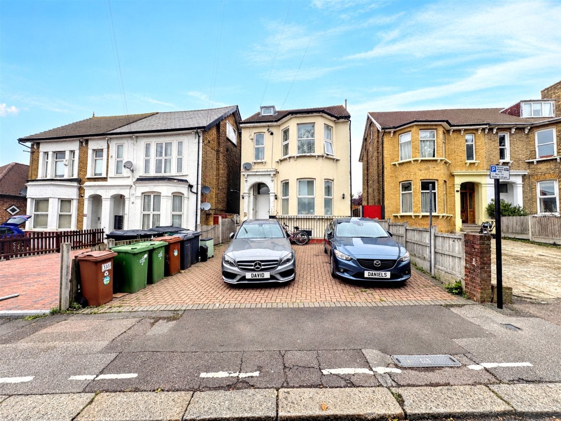 Flat Hainault Road in Greater London