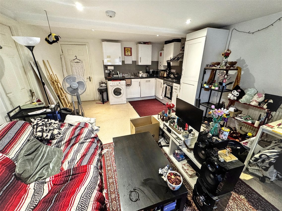 Flat Hainault Road in Greater London