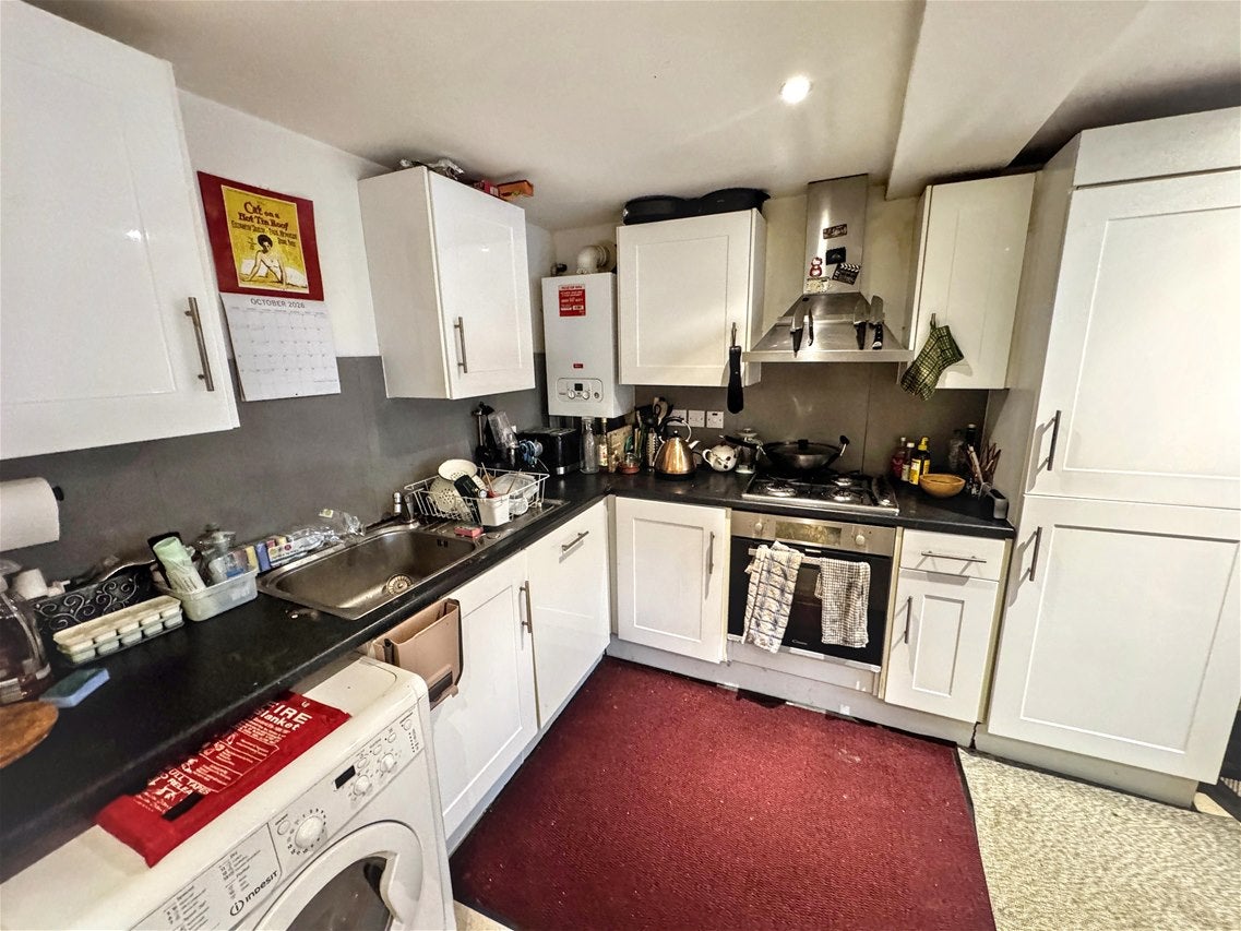 Flat Hainault Road in Greater London