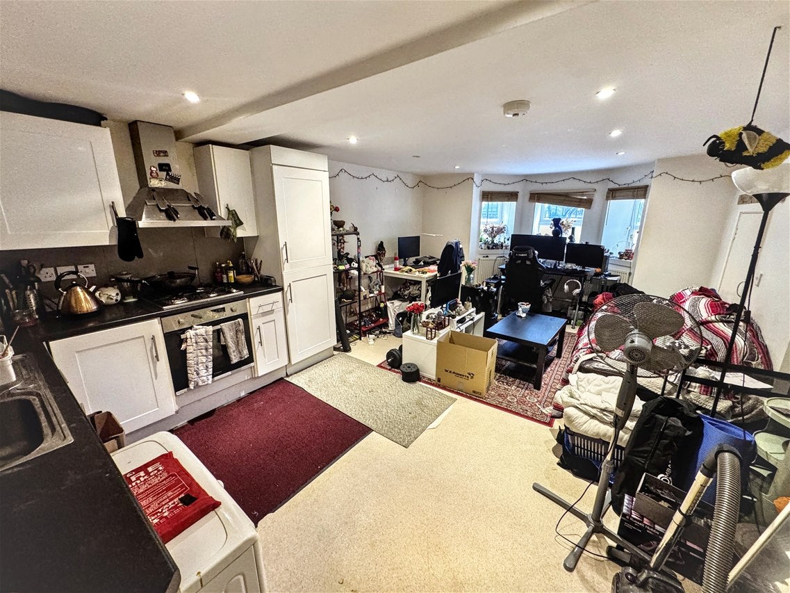 Flat Hainault Road in Greater London