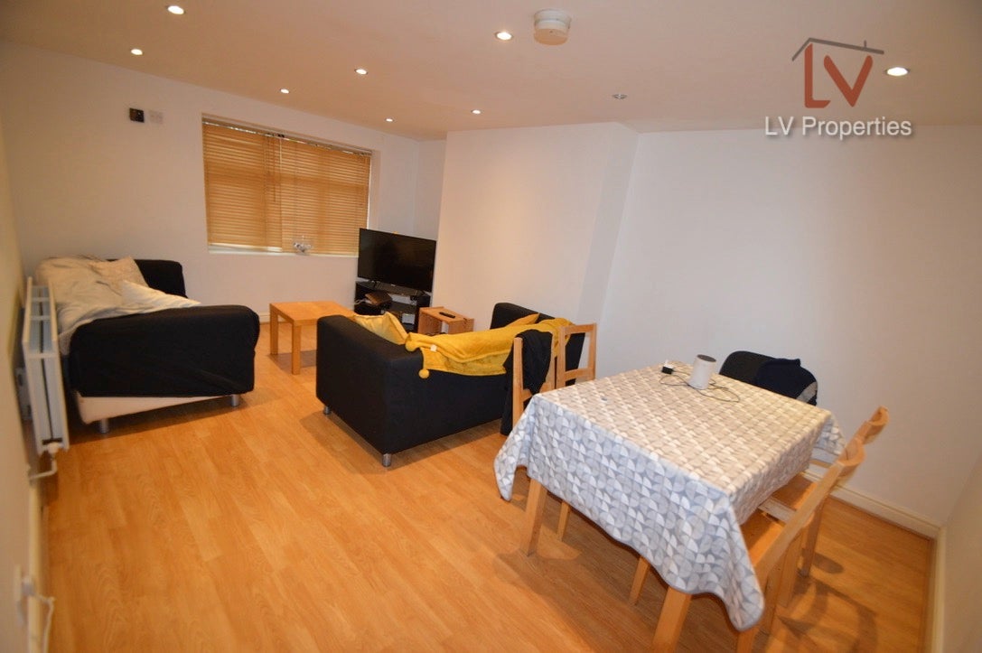 Flat Estcourt Avenue in Leeds