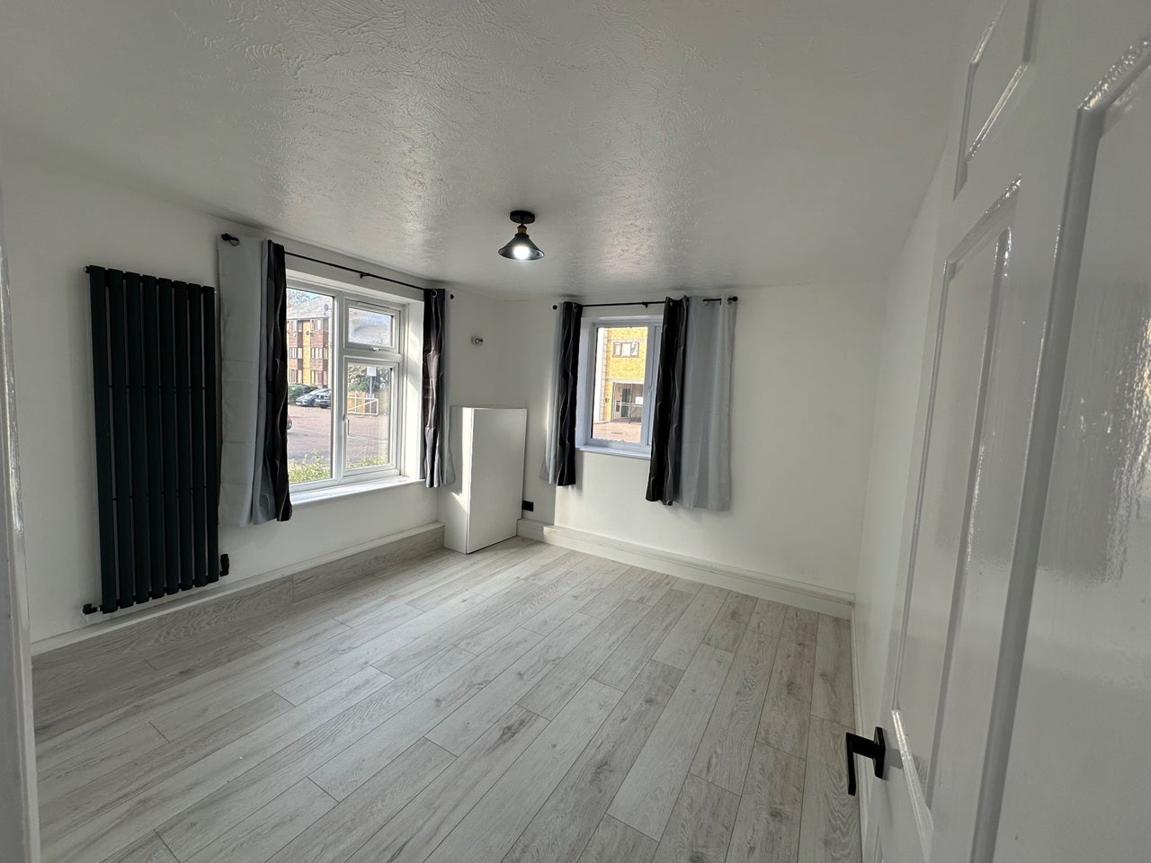 Flat Manor Close in Greater London