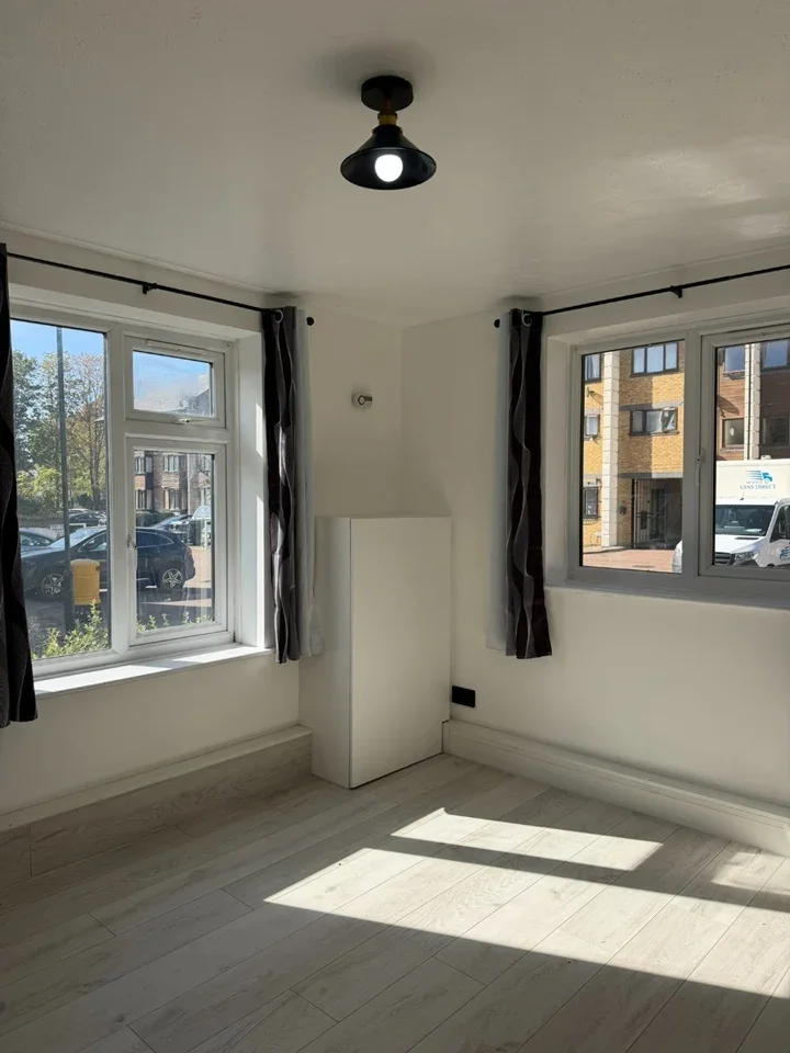 Flat Manor Close in Greater London