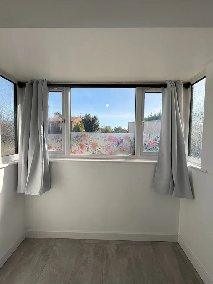 Flat Manor Close in Greater London