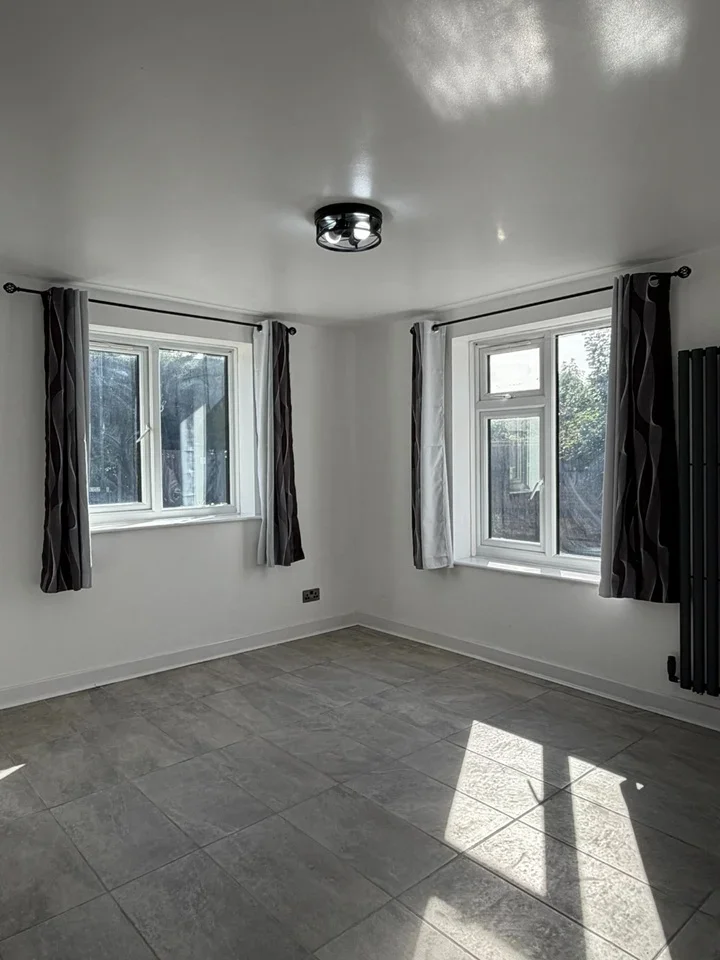 Flat Manor Close in Greater London