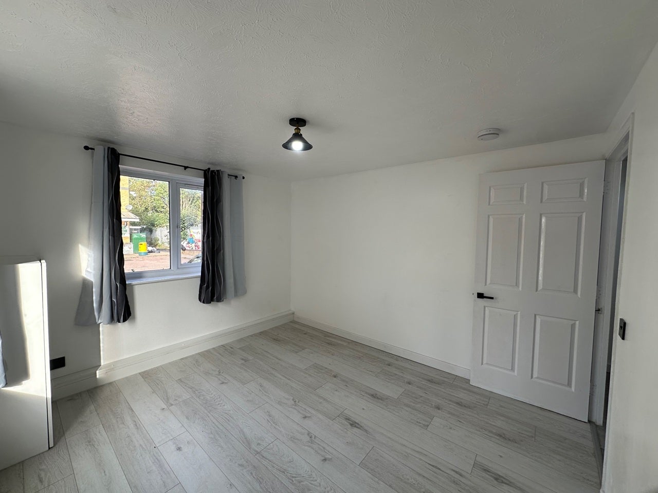 Flat Manor Close in Greater London