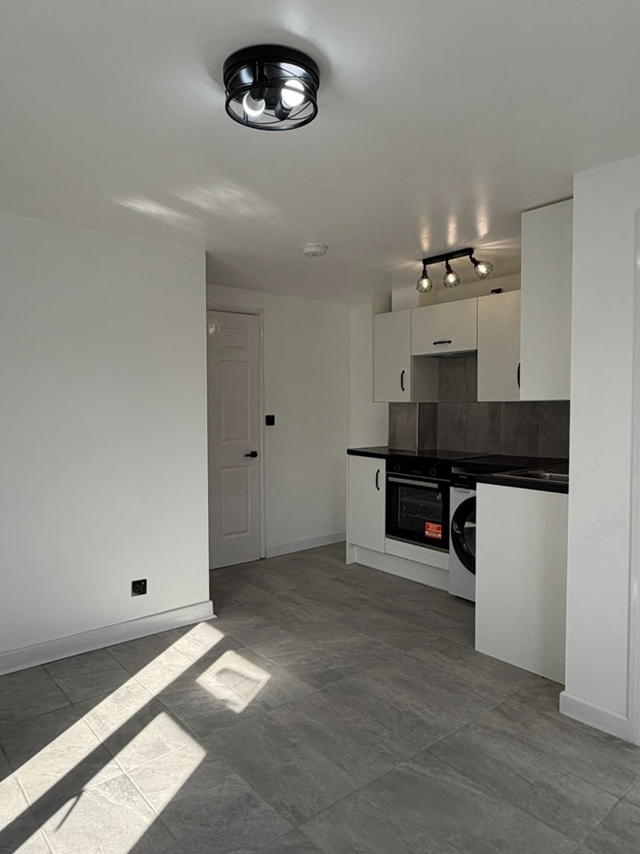Flat Manor Close in Greater London