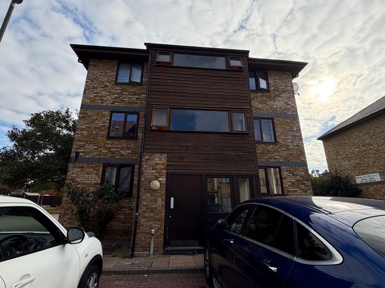 Flat Manor Close in Greater London