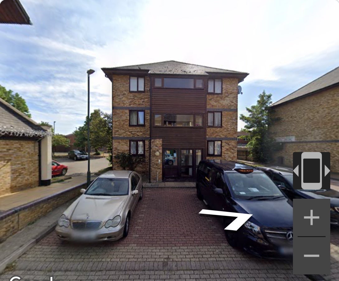 Flat Manor Close in Greater London