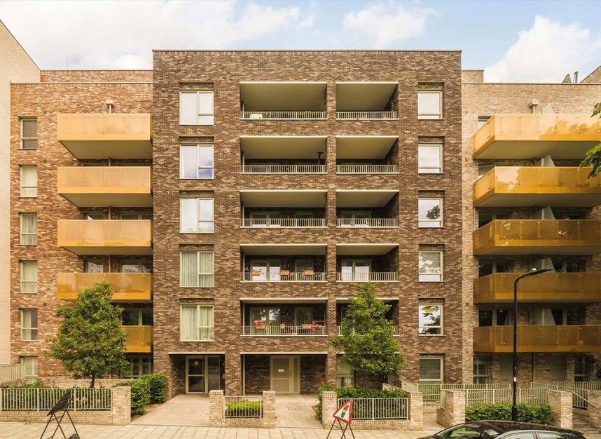 Flat Avenue Road in Greater London