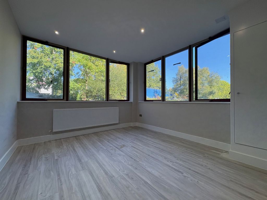 Flat Fishponds Road in Wokingham